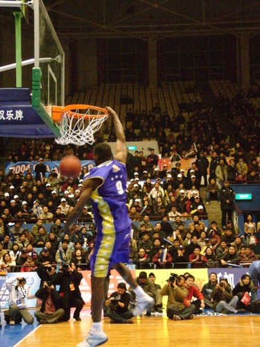 碾压！詹姆斯生涯对阵猛龙58胜18负，场均28+8+7（詹皇统治猛龙：生涯58胜18负，场均28分8板7助）