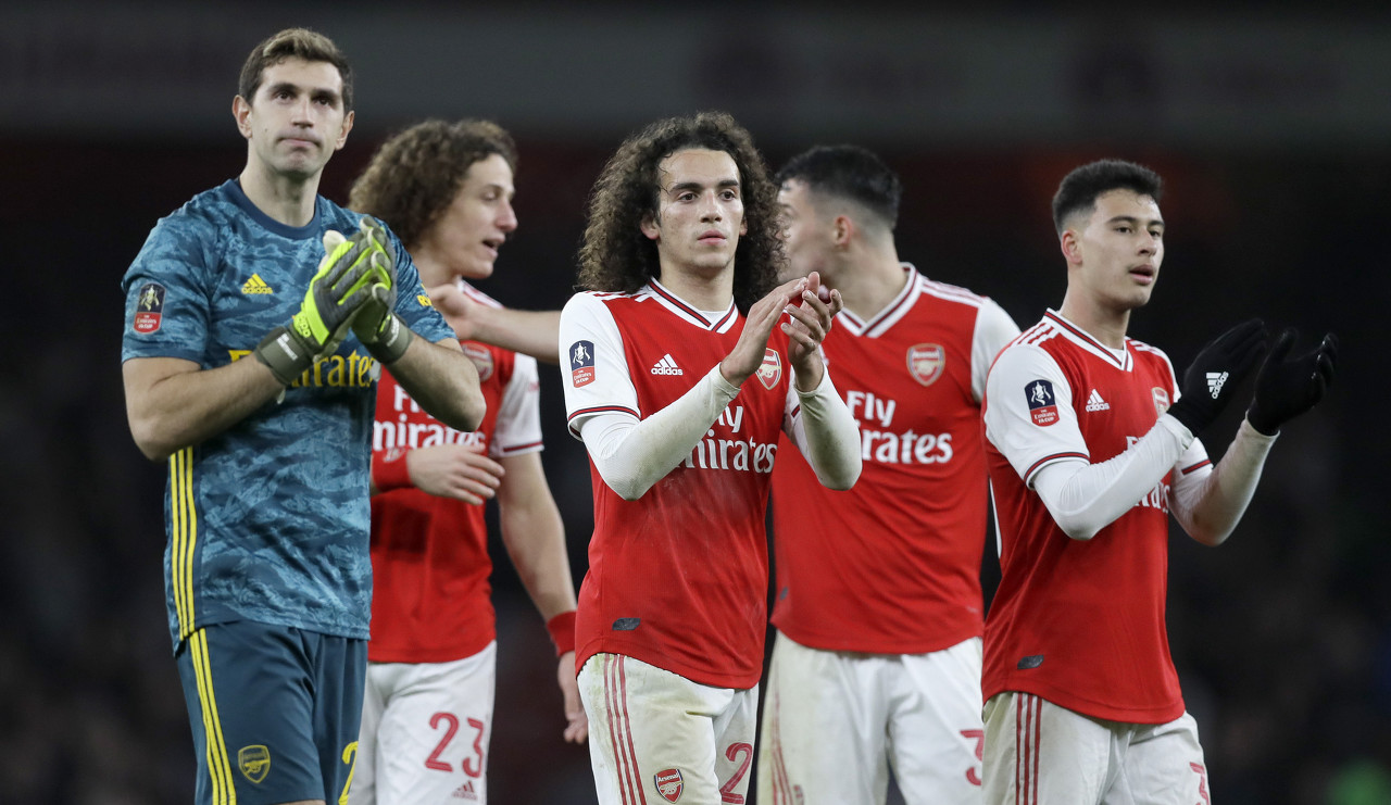 欧冠决赛用球谍照：包含白+深紫，灵感来自举办城市布达佩斯（欧冠决赛用球曝光：白+深紫配色，设计灵感源自主办城市布达佩斯）