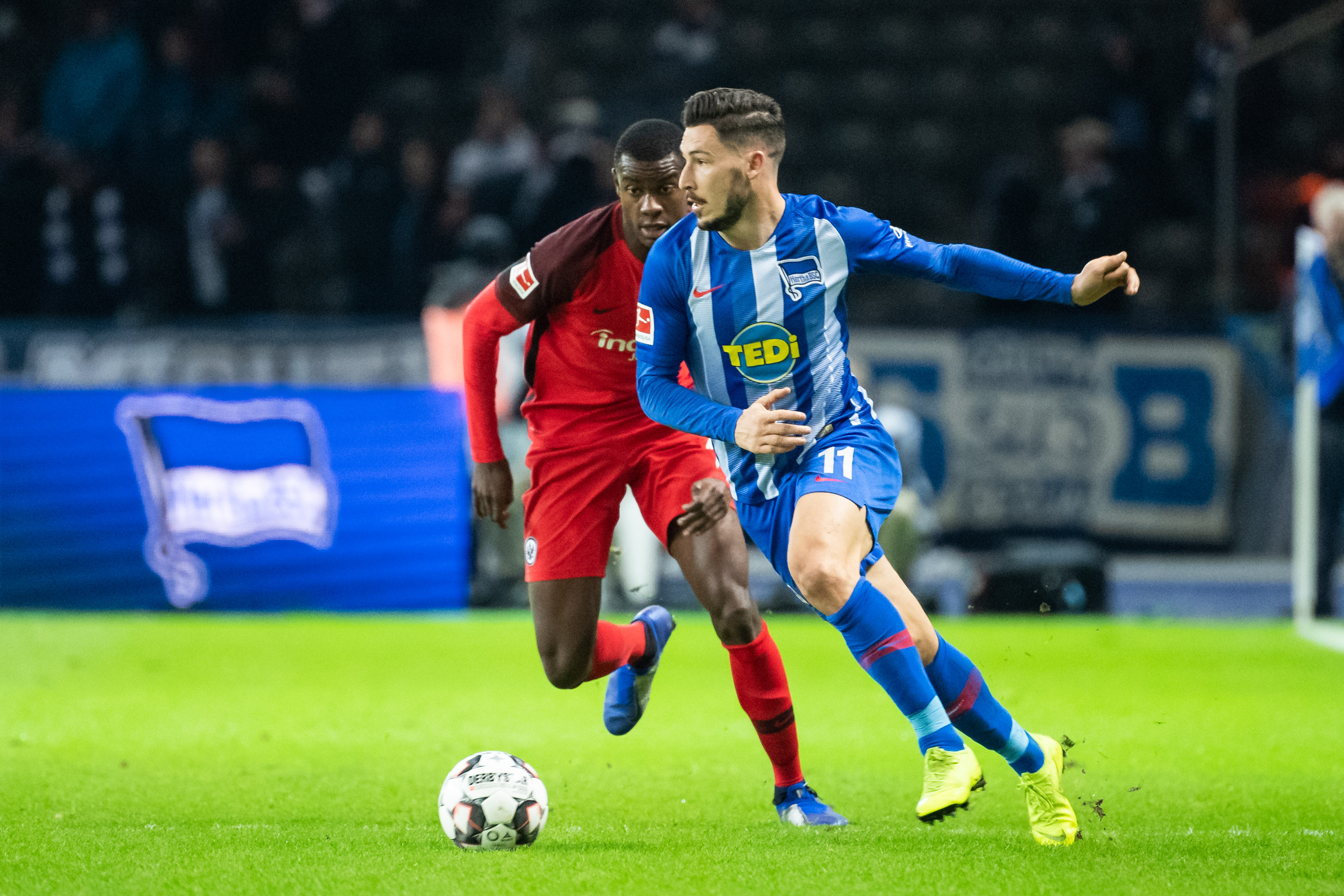 利物浦本赛季状态低迷，引援失误和阵容问题导致萨拉赫被冷宫，球队内部矛盾加剧。（利物浦赛季表现不佳：引援不当、阵容失衡致萨拉赫遭雪藏，队内矛盾升级）