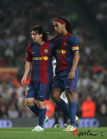 球员倒地后仍把球传出去，太拼（倒地仍把球传出，拼到极致）