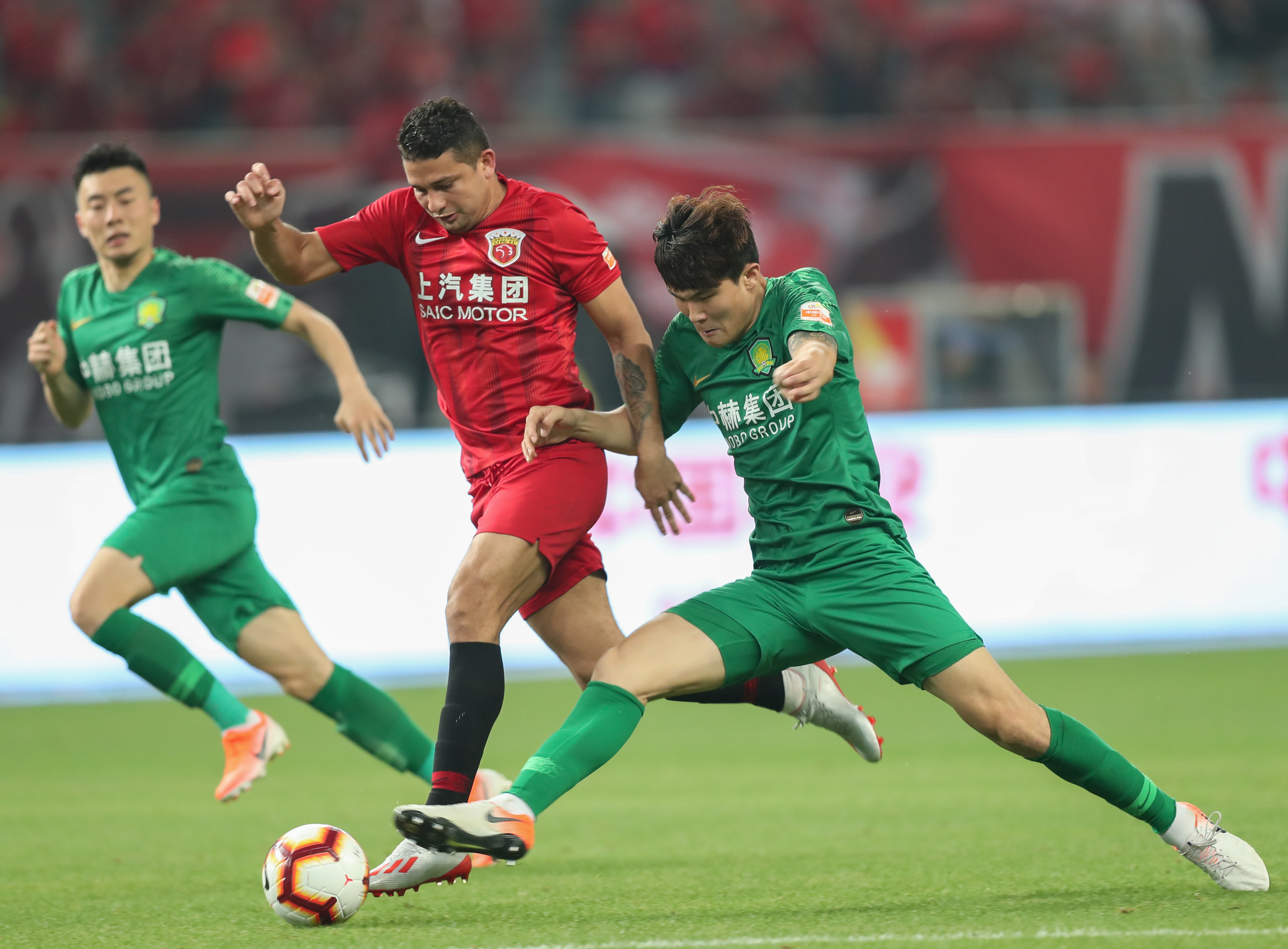 曼城与切尔西本轮积分榜争夺激烈（本轮曼城与切尔西积分榜之争白热化）