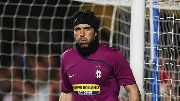 皇马本赛季西甲比赛已出现12张红牌，比其他球队至少多4张（皇马本季西甲已吃到12张红牌，较其他队至少多4张）