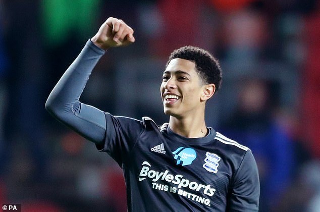 阿夫迪亚空砍37分，马刺115-102击败开拓者，福克斯37分率队稳居西部第五（阿夫迪亚37分难救主，马刺115-102擒开拓者，福克斯轰37分助队稳固西部第五）