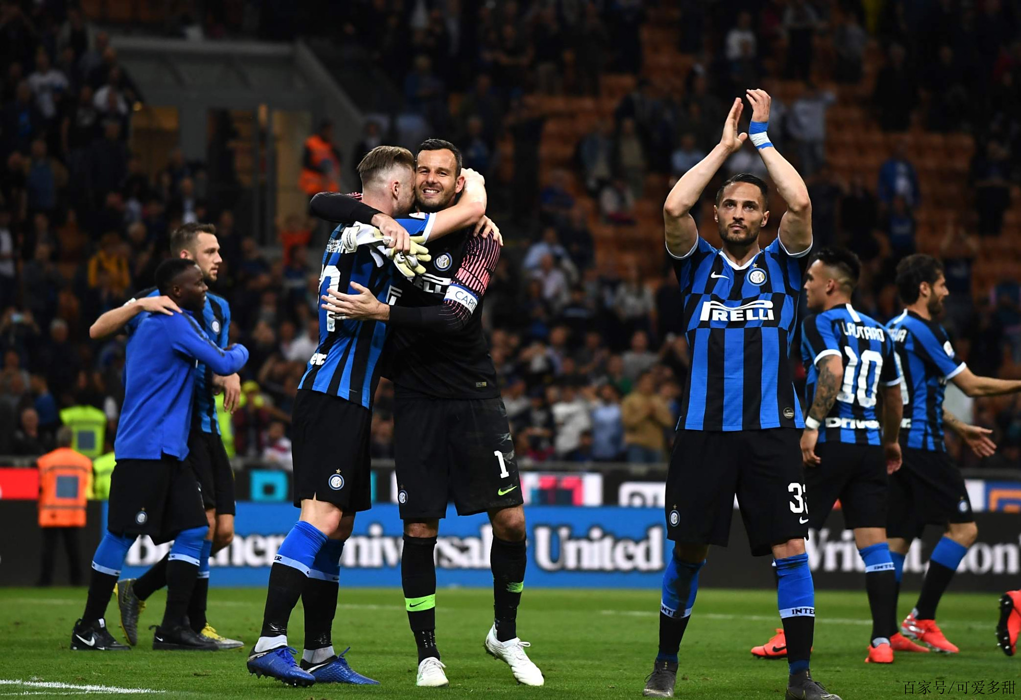 太阳报：英乙球迷朝对方门将扔椅子，被球队主帅严厉批评（《太阳报》：英乙球迷向对方门将掷椅，本队主帅怒批此举）