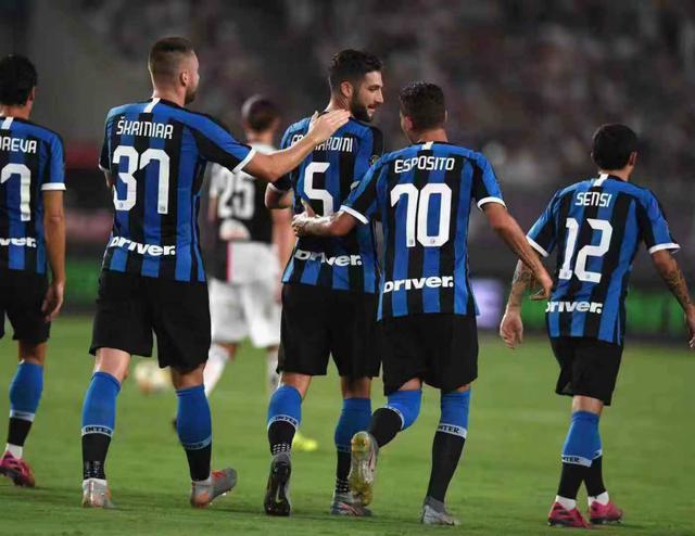 2025新赛季皇马客场球衣 ，满满科技老钱风的感觉（皇马2025赛季客场球衣：科技感与老钱气质拉满）