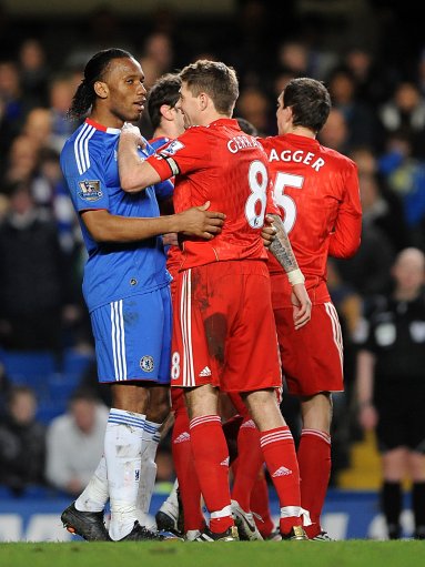 诺里斯与幸运符Amelia炸鸡店约会获F1冠军（诺里斯携幸运符Amelia在炸鸡店约会后夺得F1首冠）